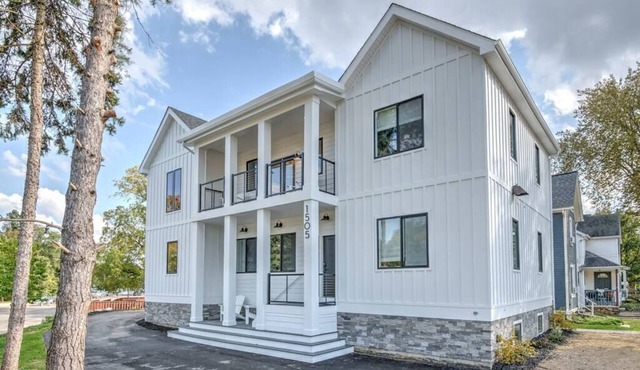 Amazing Spacious Home in AA Steps to Big House