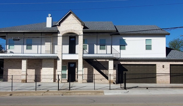 Amazing Spacious House in Ideal Location - Perfect for Large Groups!
