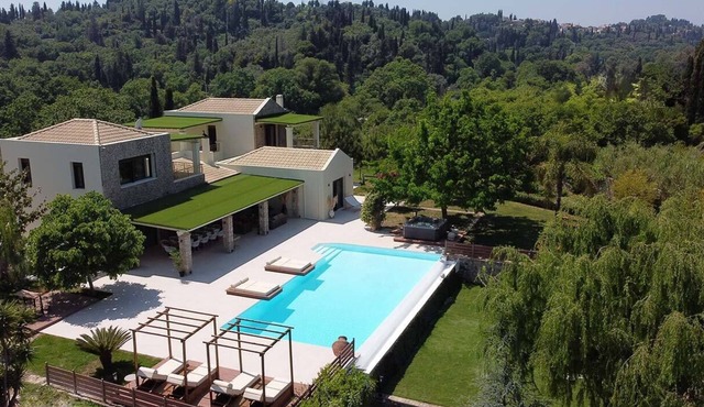 Amazing state-of-the art Spectacular Villa Sleeps 16 (9 baths)