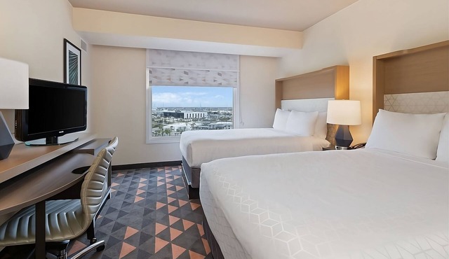 Amazing Stay Near Universal Studio Convenient Room w/Living Room, Outdoor Pool