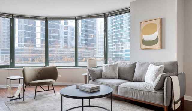 Amazing Streeterville 2BR w/Gym & Pool, Ohio St beach, by Blueground