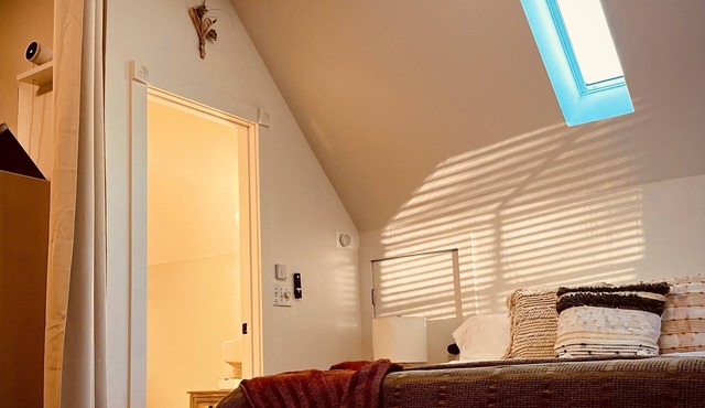 Amazing Studio Guesthouse, in beautiful Columbia Lake community suburb.