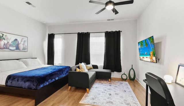 Amazing Studio | King Suite | Pool & Gym!