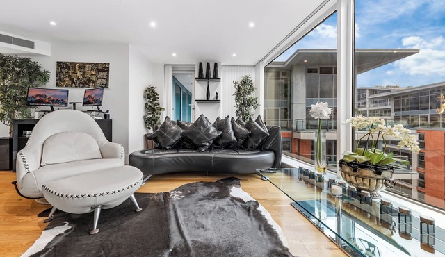 Amazing Sub- Penthouse, great river location and access to all transport links