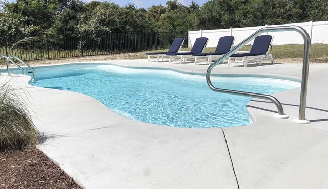 Amazing! Summer Shanty -ocean view, pool, hot tub, steps to beach, quiet street