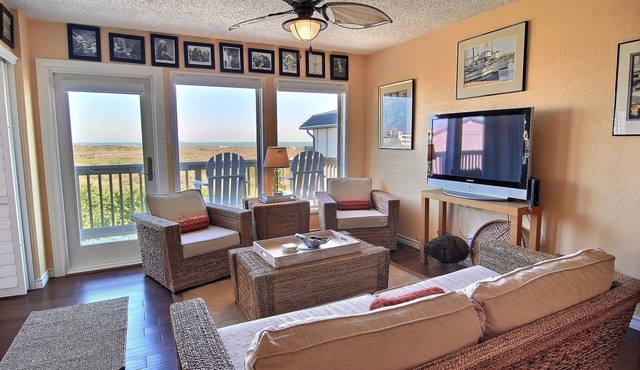 Amazing sunrise views, swimming pool, boardwalk to the beach, picnic tables, pla