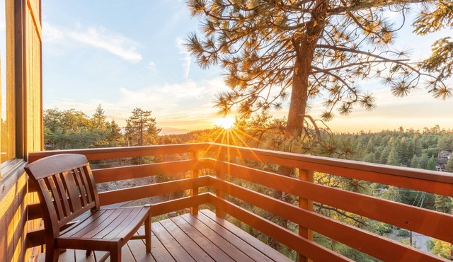 Amazing sunset views over Green Valley Lake, BBQ, Firepit, Hikes!