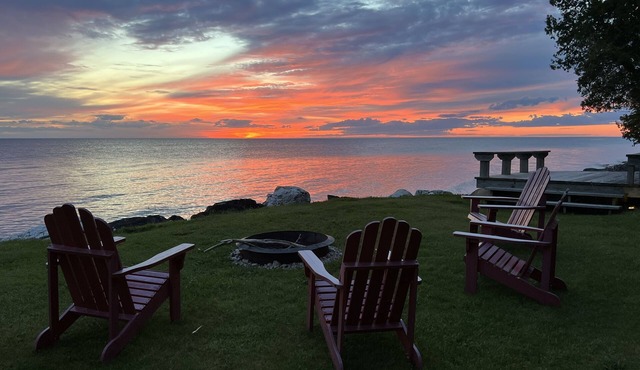 Amazing Sunsets 280 Ft. Shore 2.5 Acres Great Cottage!