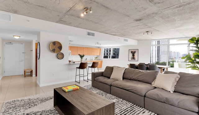 Amazing sunset view with Pool, 2b/2ba, gym , Best location A+!