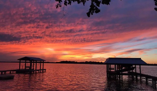 Amazing Sunsets on Lake Houston - lakefront, hot tub, fishing & more!