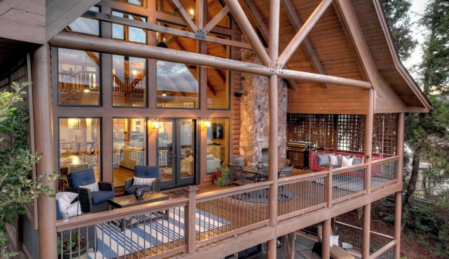 Amazing Sweetwater Lodge - custom lakefront home with mountain views. Close to Blue Ridge!