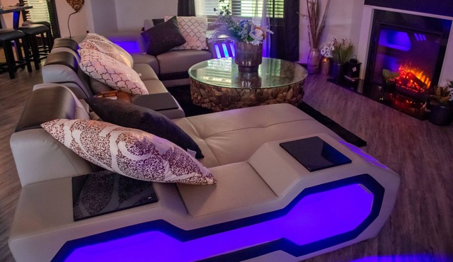 Amazing theater, jacuzzi, pool table, “come stay”