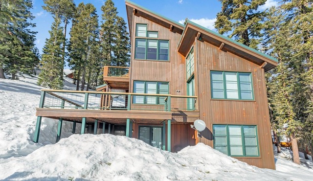 Amazing Three Story Cabin! Four Fireplaces, Private Hot Tub, Snowmobile Transportation Provided, Beautiful And Comfortable 4 Bedroom Home by Redawning