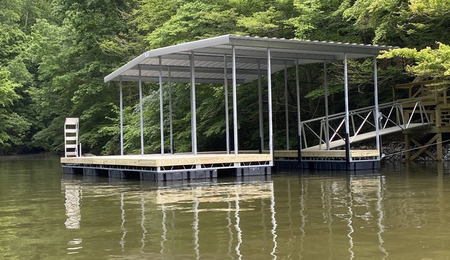 Amazing Tims Ford Lake Home - Built 2021 - Private covered dock - Hot Tub