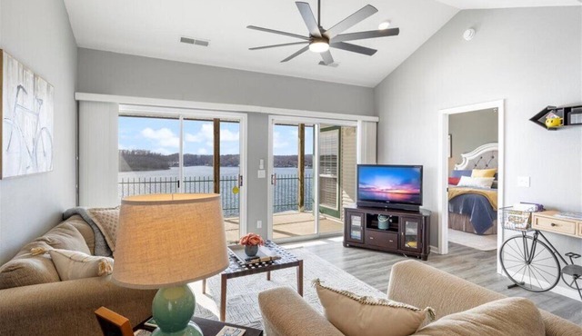 AMAZING TOP FLOOR LAKE VIEWS! UPDATED CONDO, 3 BR/2BA, GREAT LOCATION, 39' SLIP