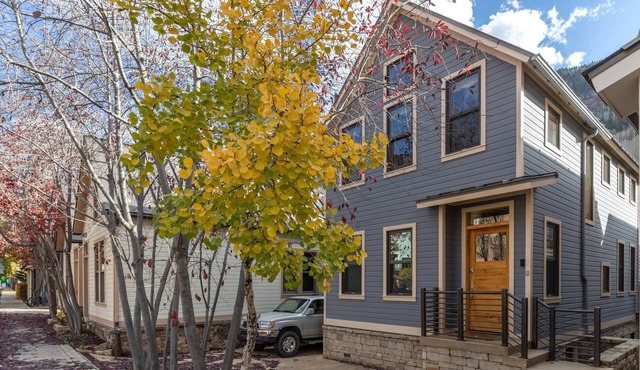 Amazing Townhome w/Mountain Views, Perfect Location! - 1 Block to Gondola, Restaurants & Shops!