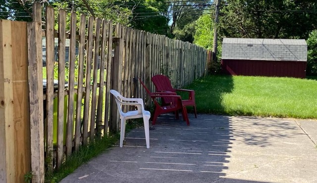 AMAZING TOWNHOUSE BY HIGHWAY & SHOPS LOTS OF FREE PARKING! Long term discounts!
