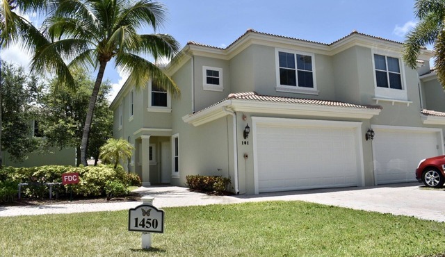 Amazing Townhouse Furnished 3/2.5 + Dens in Naples