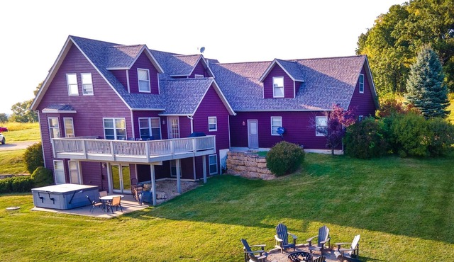 Amazing Tree Top Views-Outdoor Hot Tub, Fire Pit, Pool Table, Access 2 Pools!