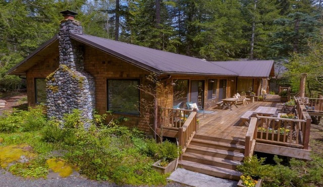 Amazing Two Building Cabin, Sleeps 2-8, Hot Tub