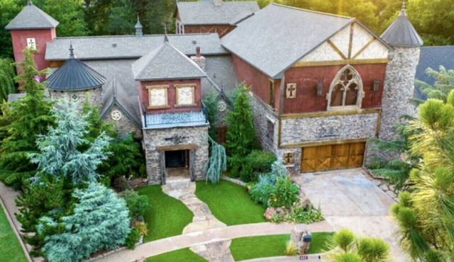 Amazing unique castle experience “Scarlet Manor” 5 bedroom/5 bath