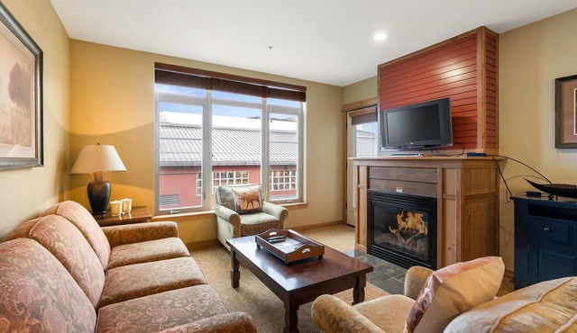 Amazing Unit! Sleeps 5. Swim or Ski out your front door. On site at Silver Mt.