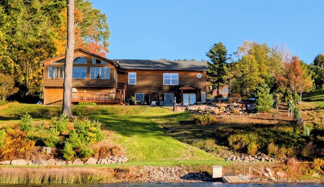 Amazing updated Lakeside/Near Hiking,skiing,water rafting/Gameroom/Dog friendly