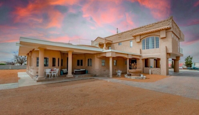 Amazing Upscale home with the Best views! 20 minutes to airport. Awesome swimspa