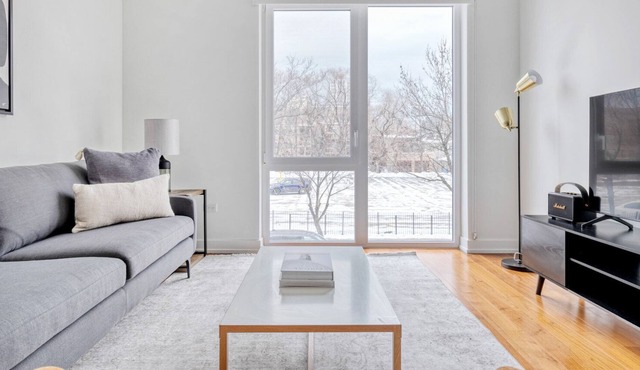Amazing Uptown 1BR w/ Roof & W/D, 1 block to Red Line, by Blueground