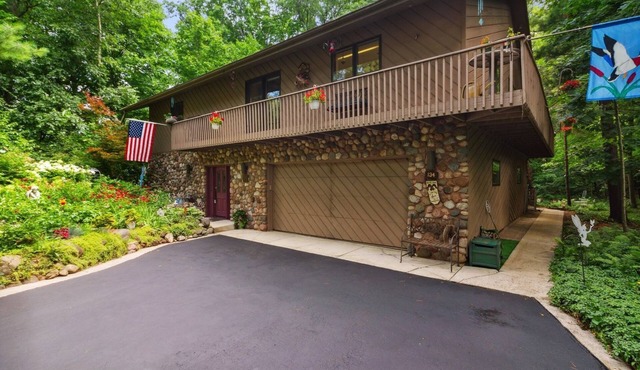 AMAZING LAKE GENEVA ABBEY SPRINGS HOME + HOT TUB + 2 GOLF CARTS!