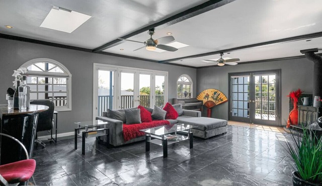 Amazing views & large patio, central LA location
