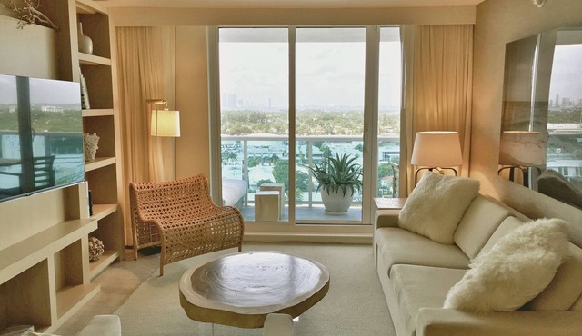 Amazing View 1 Hotel Corner Unit 2BR-2BA w Balcony
