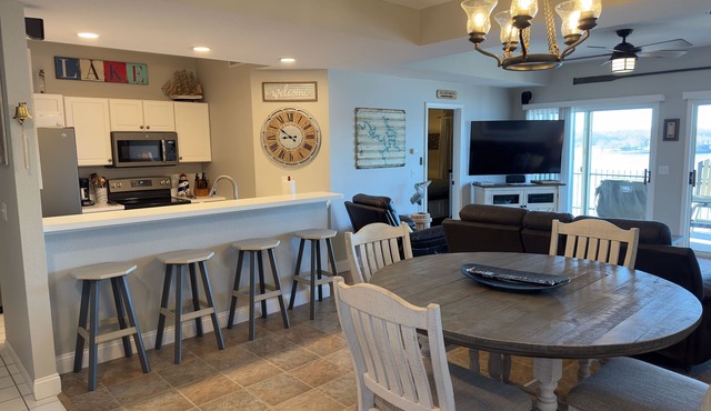 Amazing view! Convenient location, Beautiful 3BR, Lakefront Condo with 2 Pools