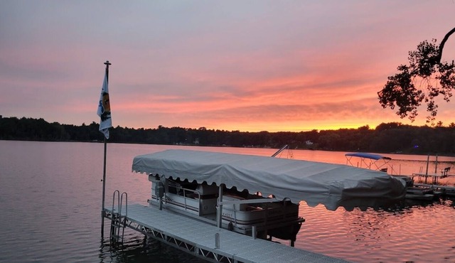 Amazing view, hot tub, fireplace, pet friendly, pier, kayaks, paddleboard,& more