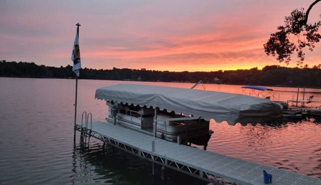 Amazing view, hot tub, sauna, fireplace, pet friendly, pier, kayaks, paddleboard