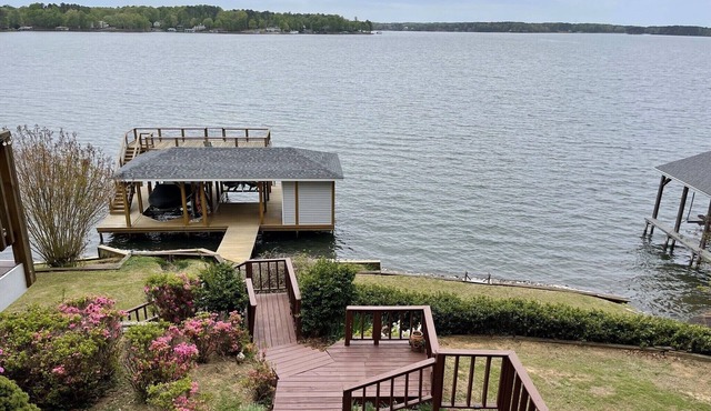 AMAZING VIEW, Main lake home, boathouse and PET FRIENDLY Lake Gaston