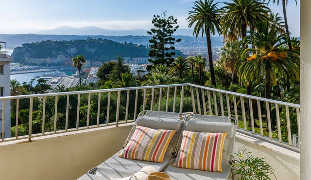 amazing view of the sea and over the roofs of Nice, quiet, central, renovated