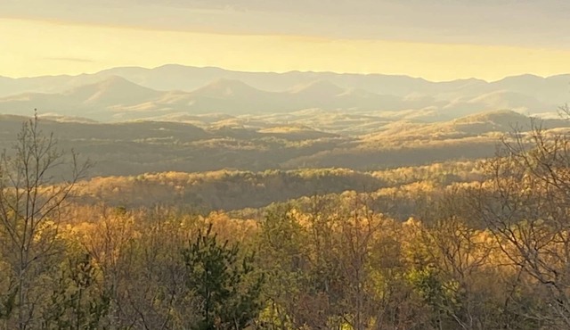 Amazing view,sleeps 7 hot tub,Wi-Fi, game room,fire pit total privacy on 4 acres