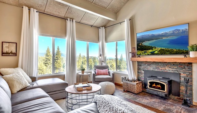 Amazing View! Spacious and Updated Cabin/Condo at Tahoe Donner.