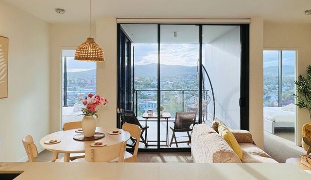 Amazing Views - 2BD 2BA Homey Toowong Abode + Pool