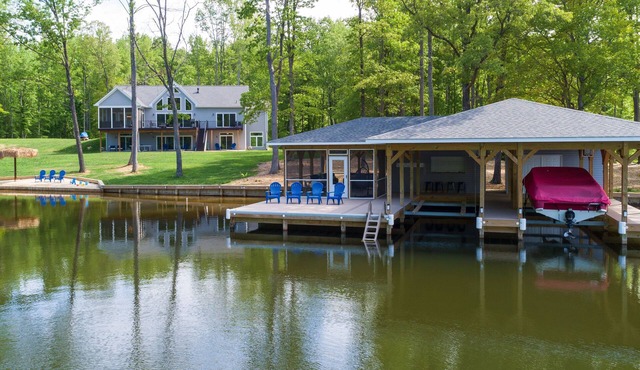 Amazing views! 500 ft waterfront - Awesome Boathouse & Private Beach -7 bedrooms