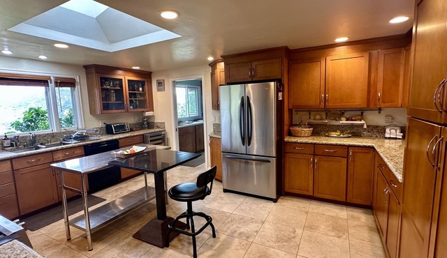 Amazing views. 8 min to I-15. Large rooms & outdoor patios. Monthly discount!