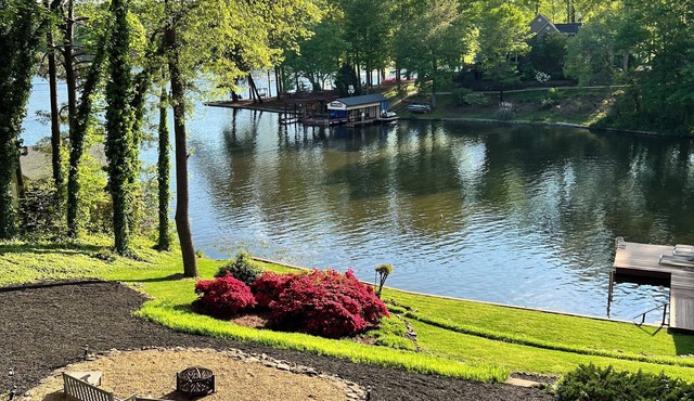 Amazing Views at Dragonfly! HOT TUB! Kayaks, BOUNCER w Slide, SUP's, Fire Pit!