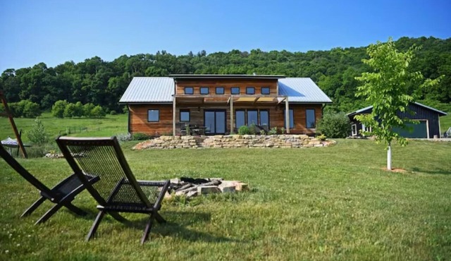 Amazing Views at this Modern Retreat on 5 Acres. Superhost on AirBnB!