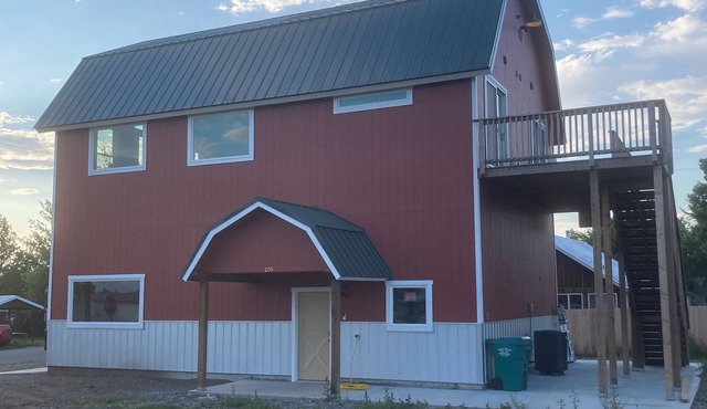 Amazing views close to friends, family and fishing. Indoor RV parking 29’ max.