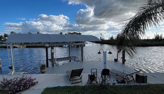 Amazing views! Fishing, kayaks, great restaurants. Well stocked-sparkling clean!