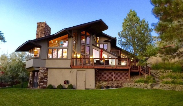 Amazing Views , Hiking trail 50 feet away.