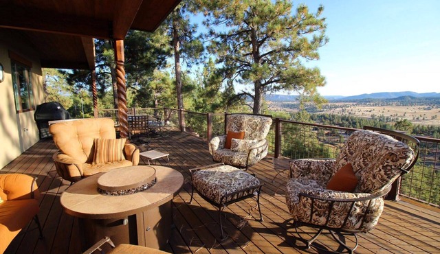 Amazing Views, Hot Tub, Wildlife, Close to Town, Entertaining Home