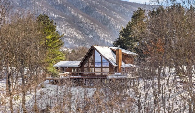 Amazing Views, Hot Tub, Deck, FirePit & Game Room