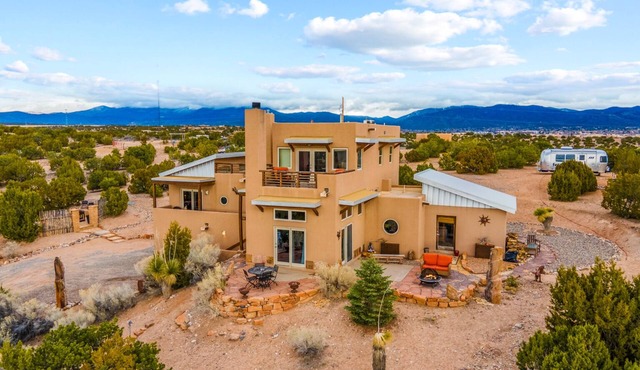 Amazing Views, Hot Tub, Pool, Sauna, Gourmet Kitchen, Master Suites!